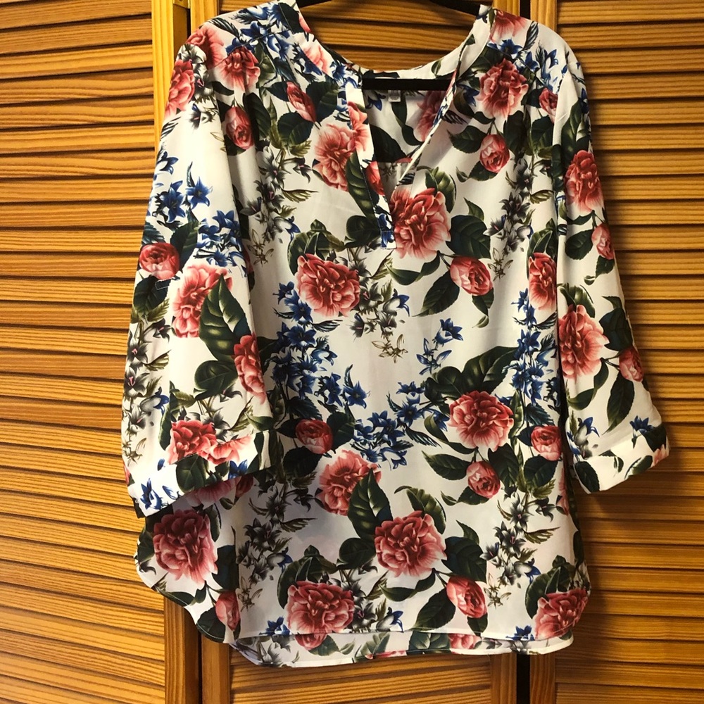 Never worn beautiful floral blouse 1x